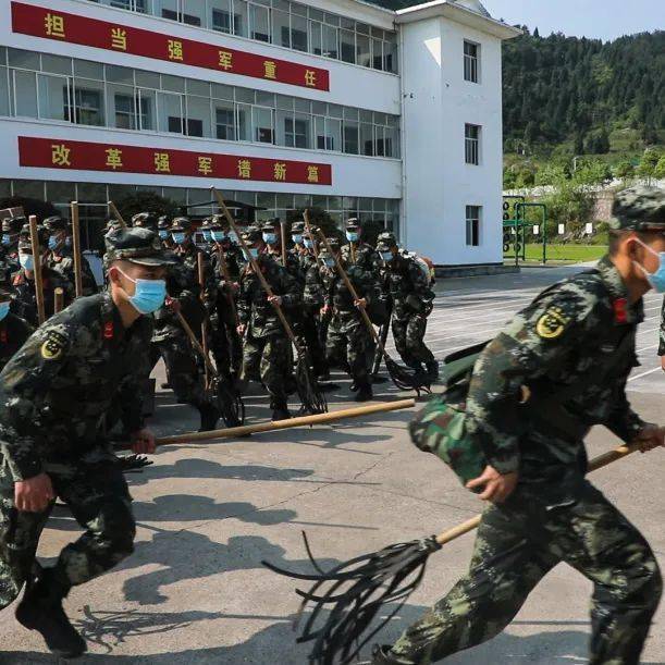 武警官兵昼夜奋战扑灭山火_彭泽军_前进指挥所_人民