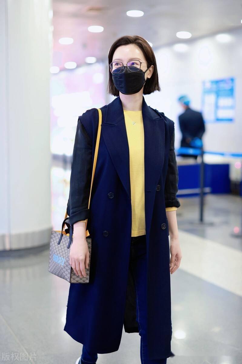 街拍:陈数黑色长外套 深蓝色牛仔裤知性优雅_机场