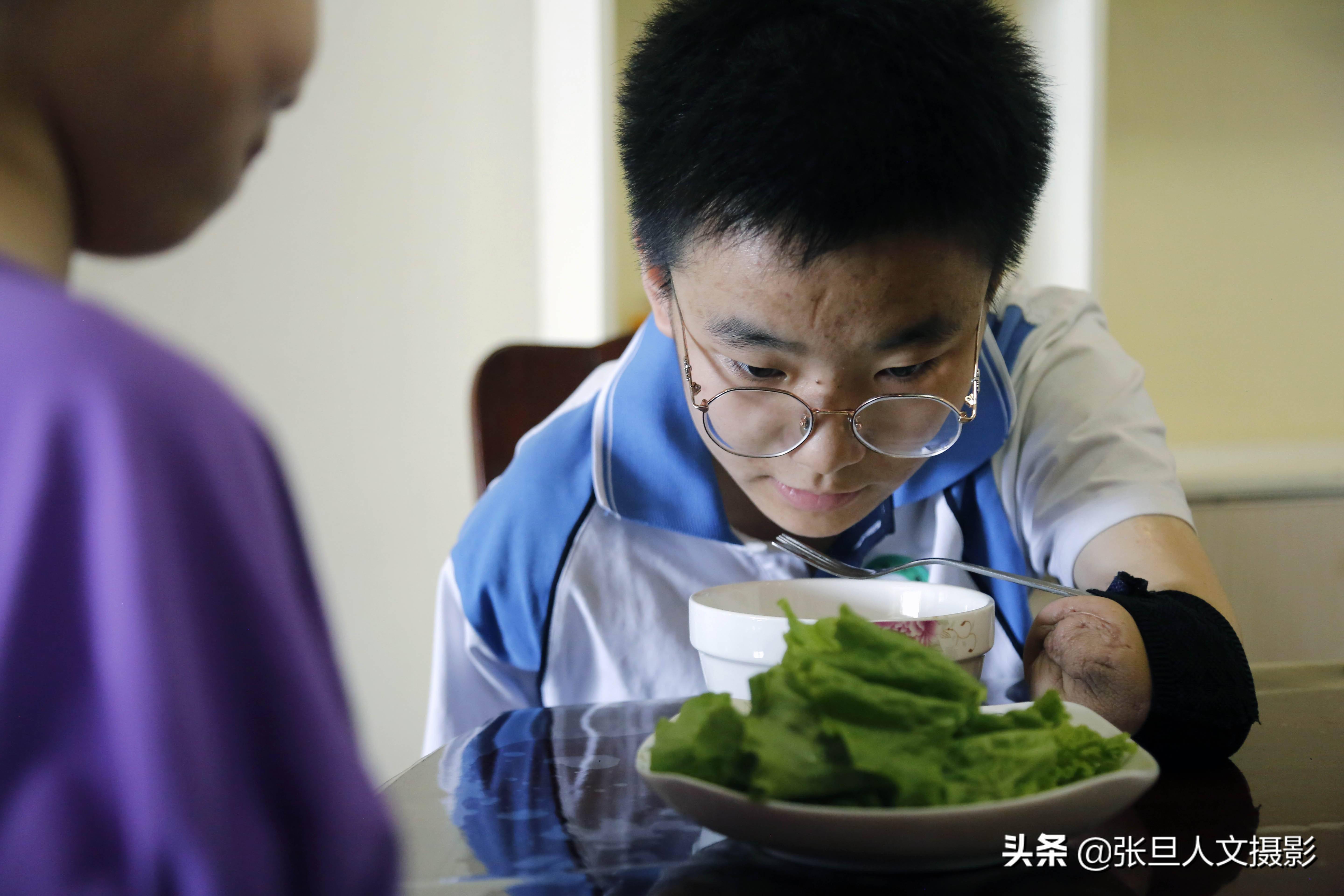 山西临汾洪洞县,失去双臂18岁的少女李抒颖,爱朗诵爱