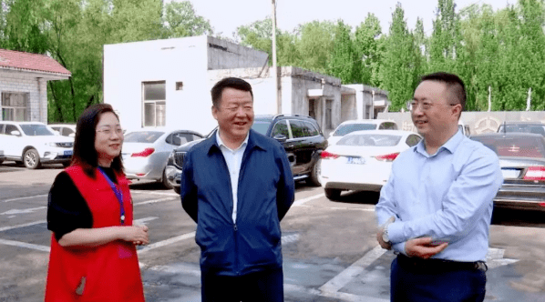 4月25日下午,鹏飞集团董事局主席兼总裁郑鹏前往孝义市东董屯口疫情