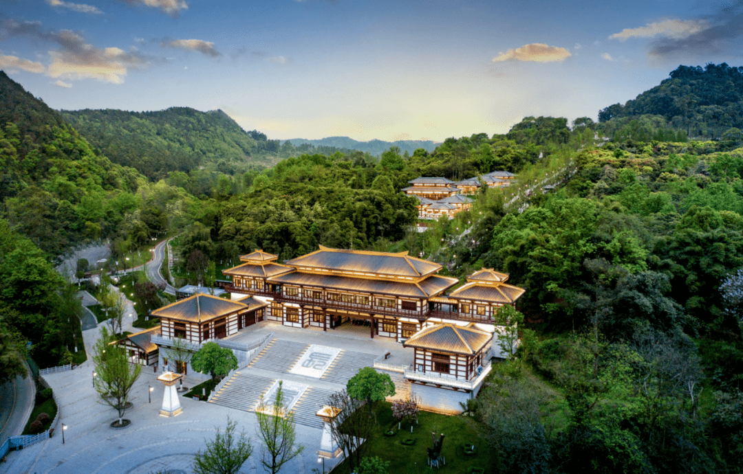 景区内拥有唐代石刻摩崖造像—齐山双佛,彭祖墓,伏羲先天八卦图等历史