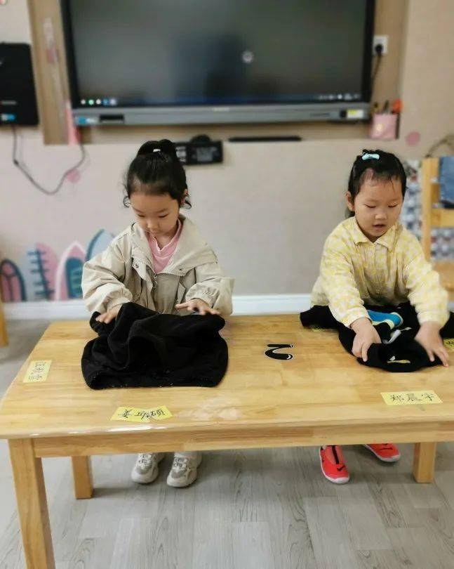 只听到老师一声令下,孩子们争先恐后地叠起衣服,他们有的身手敏捷