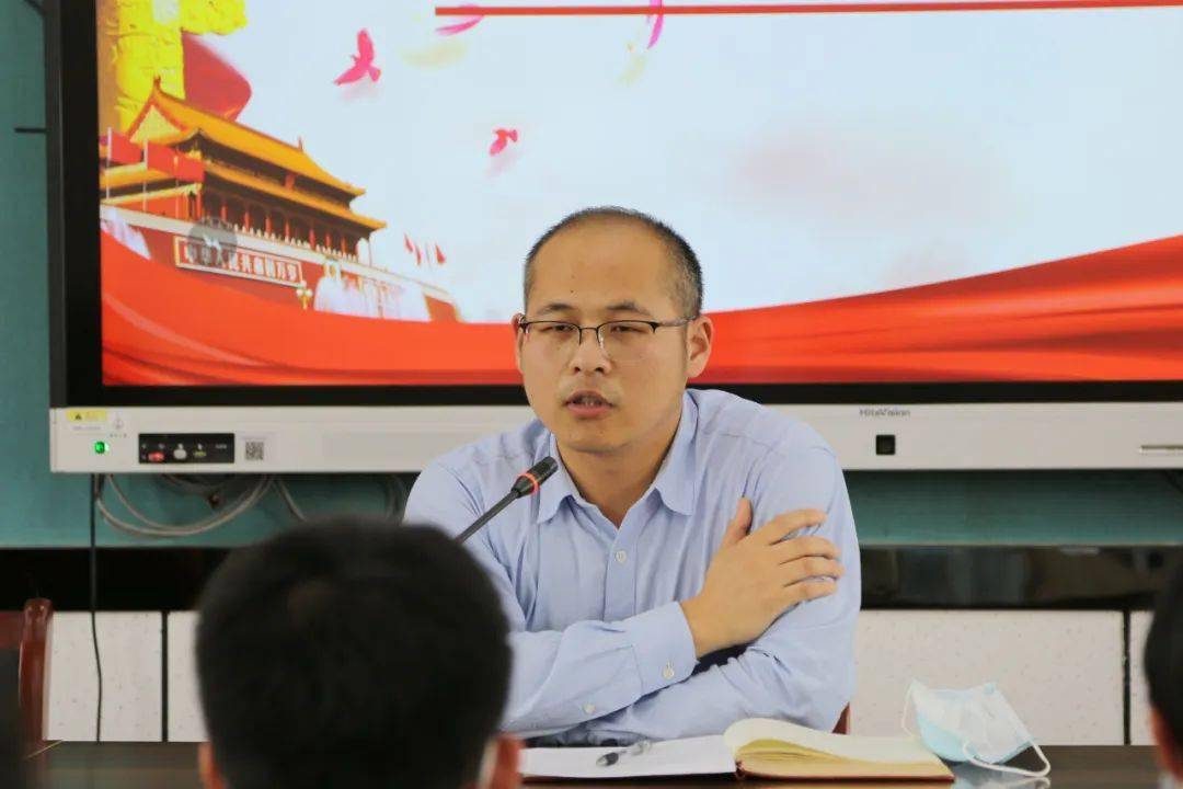 镇团委书记陈泓彬,镇团委副书记施高慧参与活动.青春向党
