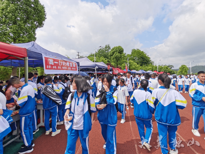 现场5月7日至8日,独山县第三中学举行第十届校园文化艺术节.