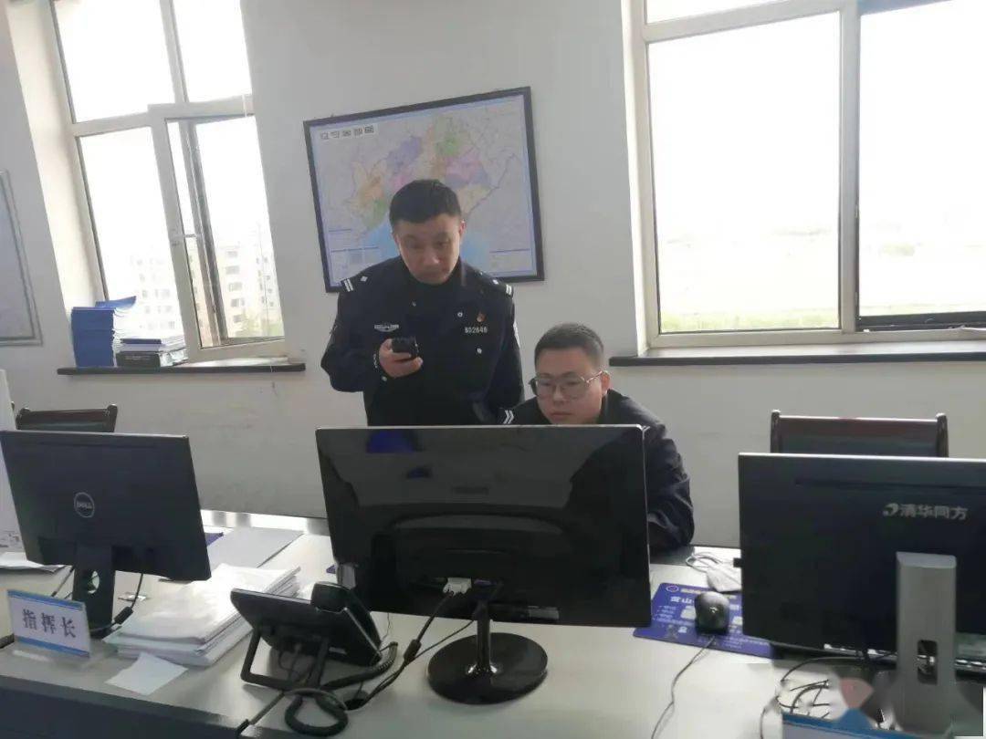 5月11日,辽阳县公安局交警大队民警护送一名突发疾病群众及时就医
