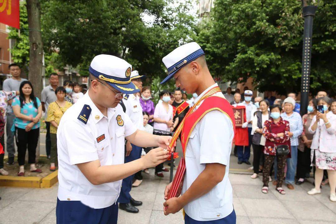 为充分发挥典型示范引领作用,激发消防救援人员职业荣誉感,使命感,5月