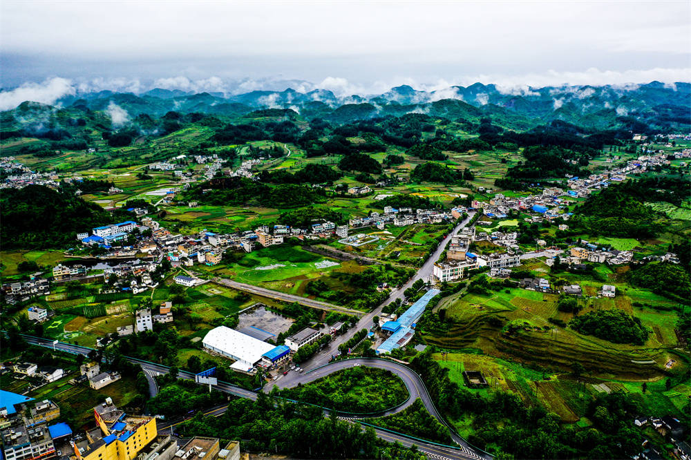 贵州黔西:小镇初夏美如画_小城_钟山镇_街道