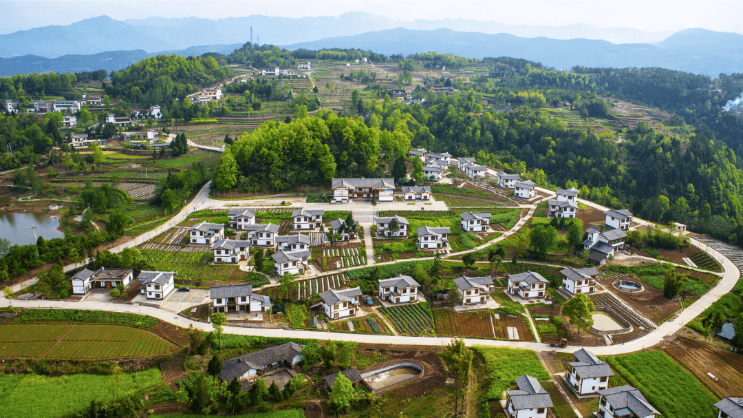 四川省通江县王坪村高速通达大巴山(喜看老区新变化)