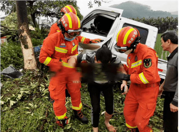 南靖山城,一私家车冲撞路边树木,驾驶员腿被卡住…_救援_警戒_进行