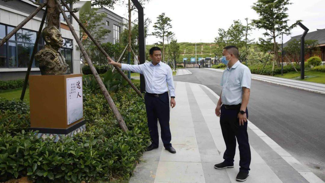 图为杨序勇在百色天立学校党支部调研督导杨序勇在