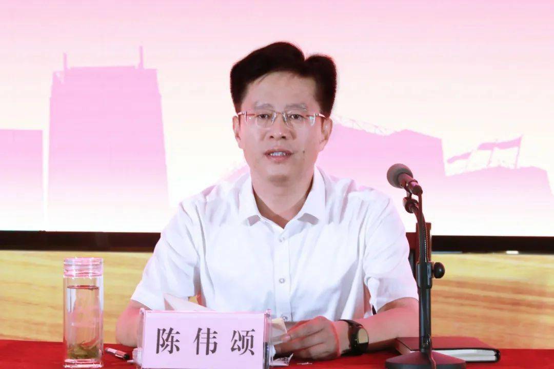 县委书记,县委党校校长陈伟颂出席开班仪式并讲党课.