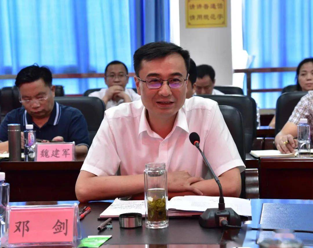 邓剑表示,达州,巴中两地文化同源,经济相融,是人文相亲的好邻居,协同