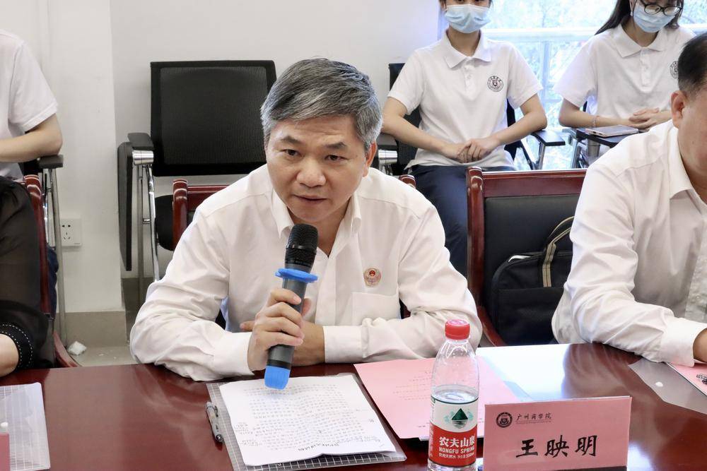 广东省公证协会专职副会长兼秘书长王映明,广州市公证协会会长韦翠坚