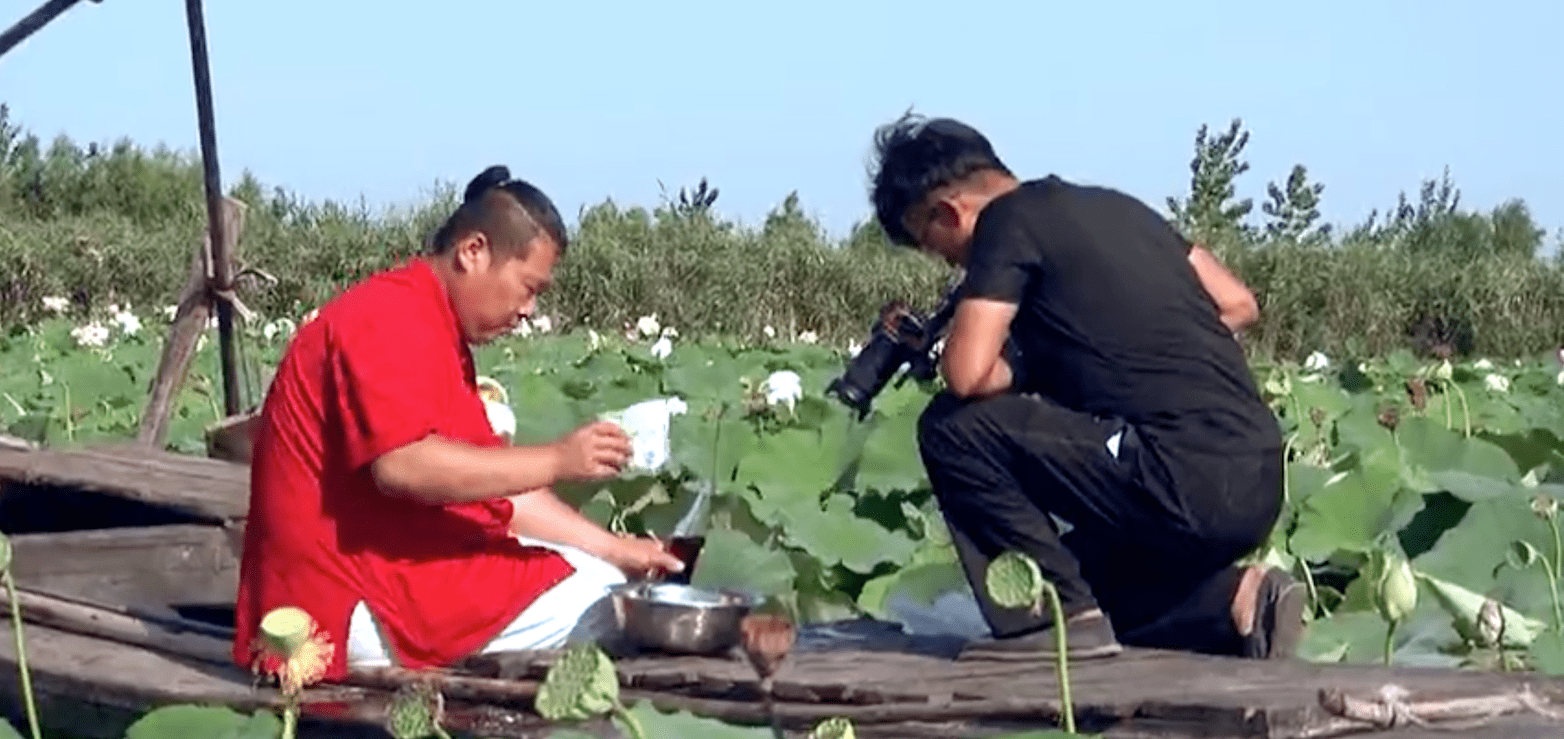 和同乡二哥一拍即合后,他们组成拍摄小队,开始了自己的自