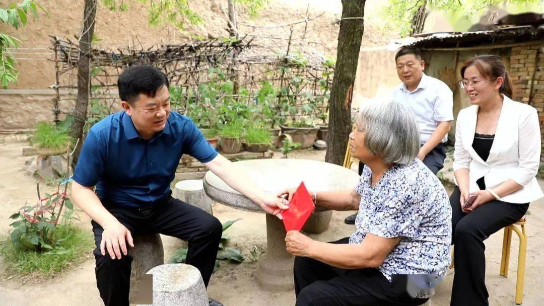 在北户村建国前老党员张玉太和碑寺村生活困难党员张龙美家中,庞广志