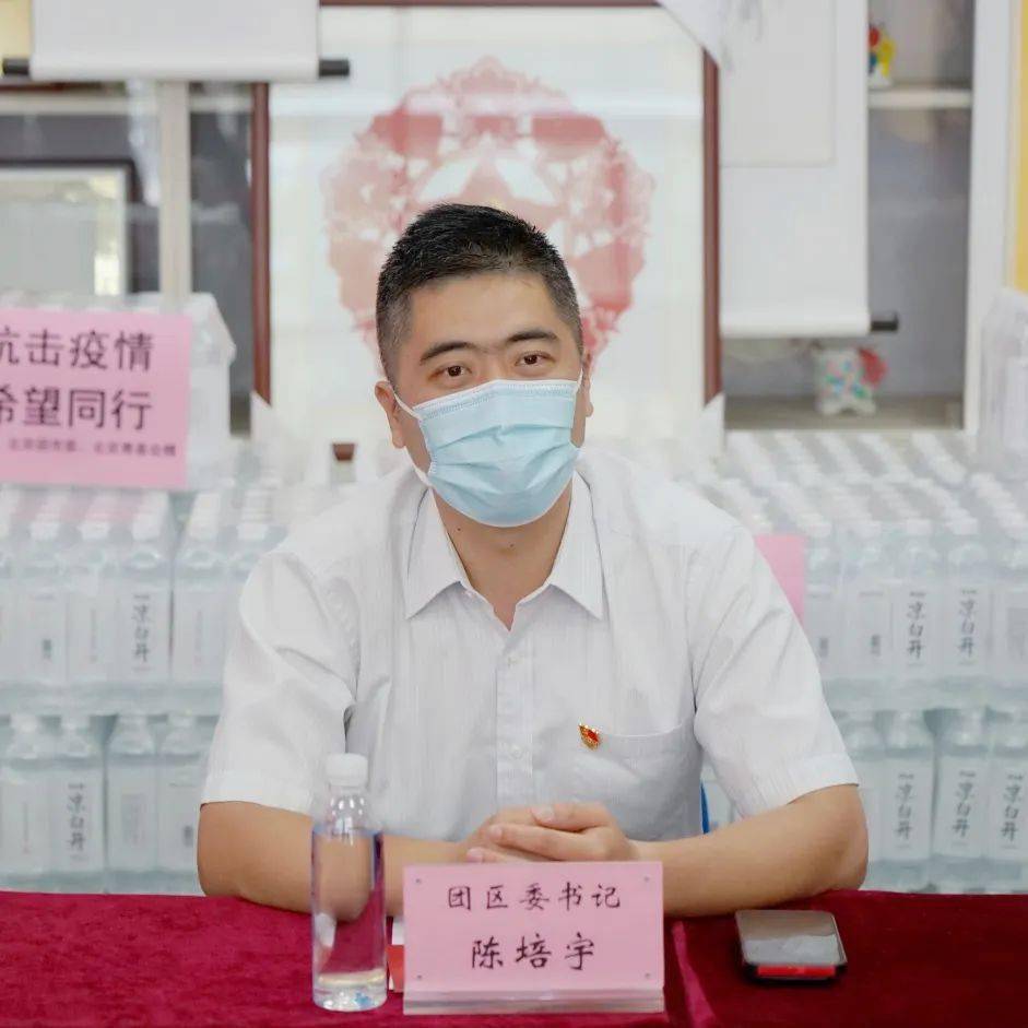 陈培宇书记表示,团区委党员干部下沉防疫一线是对"党旗所指 团旗所向"