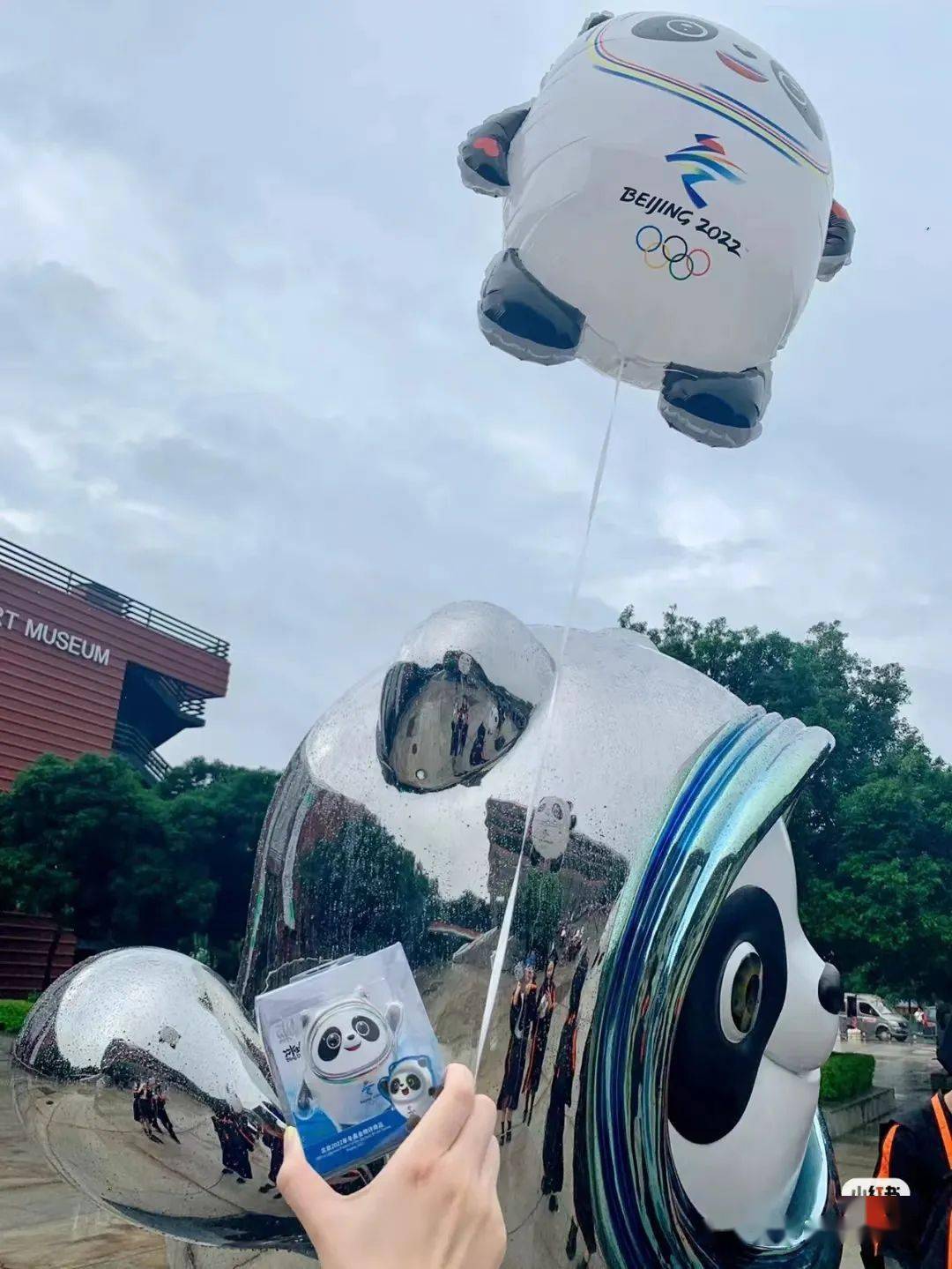 广州美术学院 -冰墩墩群花环绕出星夜下武大的标志性建筑,下赋「永