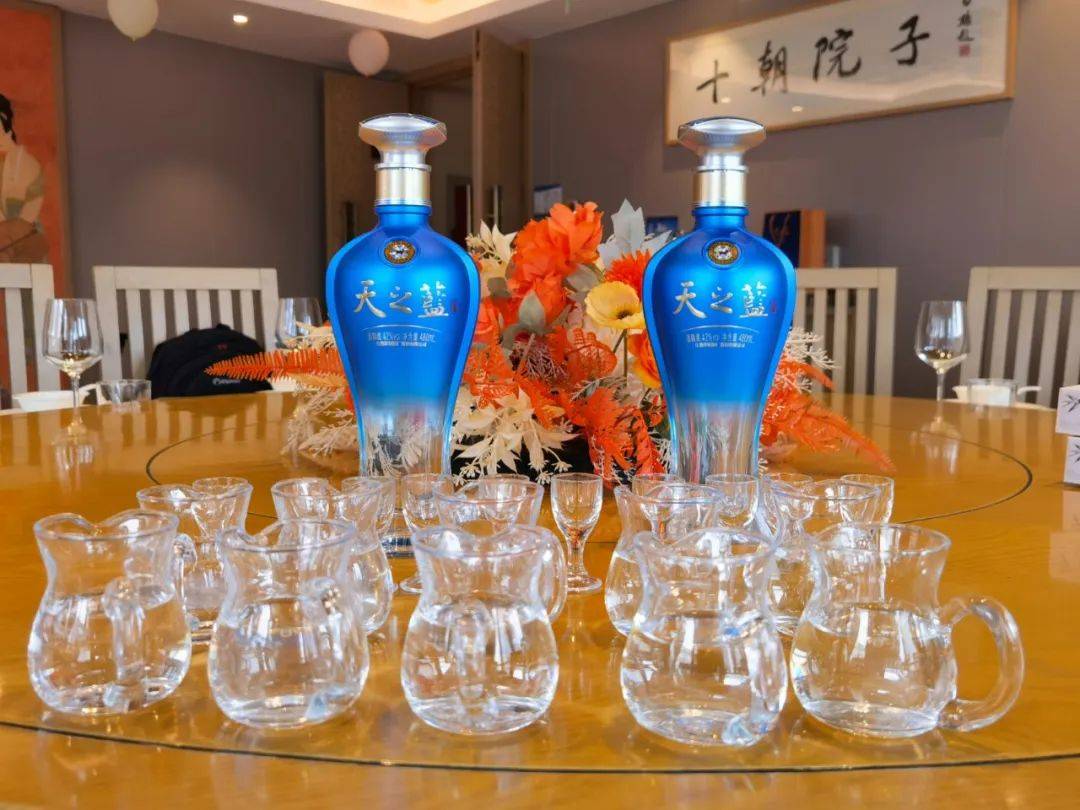 推荐理由:在父母眼中,孩子都是天之骄子,如天之蓝一样,看起来俊秀挺拔