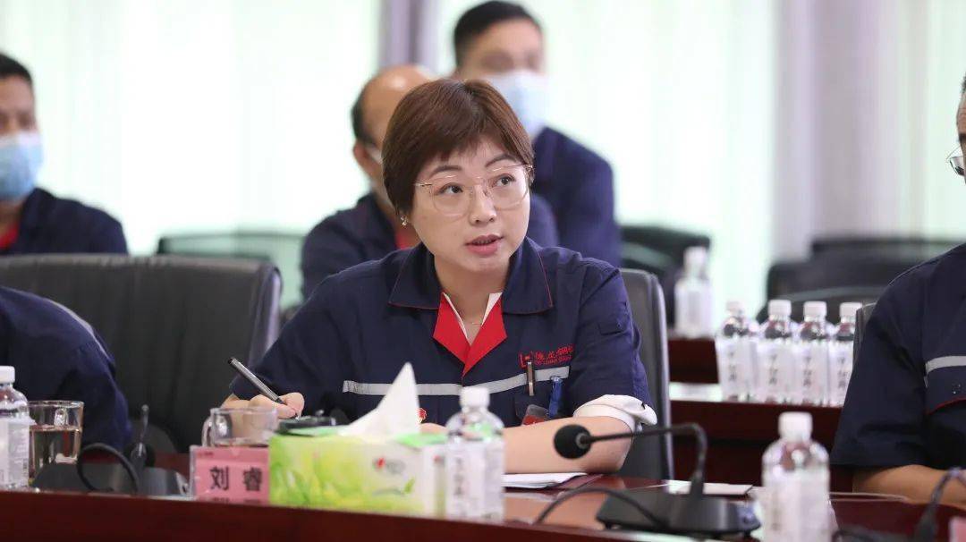 图|德龙钢铁集团总裁助理刘睿主持会议来源|新天钢集团返回搜狐,查看