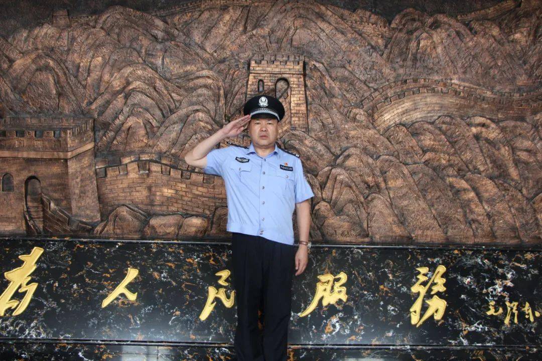 韩海涛曾服役于人民解放军第二炮兵96115部队,现任通化市公安局交警