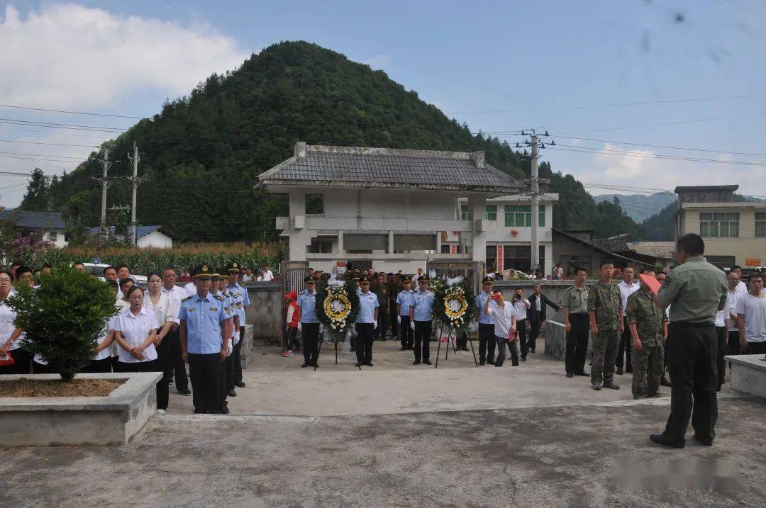 周光远等四名烈士献鲜花参加活动的人员向周念民烈士献花篮活动仪式上