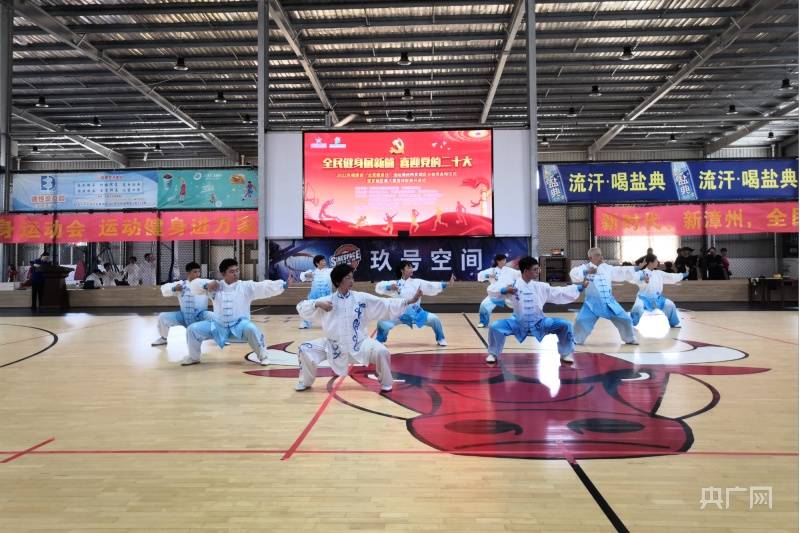 活动现场,芗城区文体旅游局局长沈淑惠为芗城区第八届篮球联赛开球