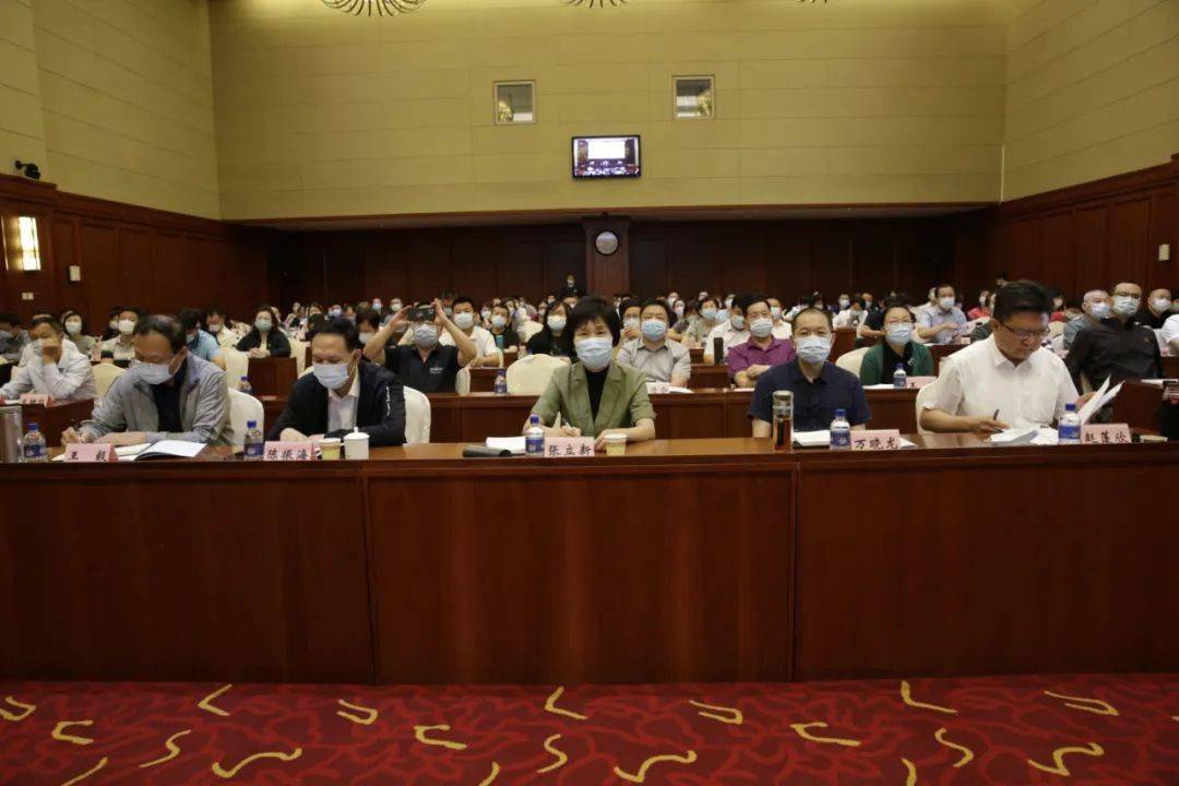 区人大常委会副主任赵蓬欣主持会议.