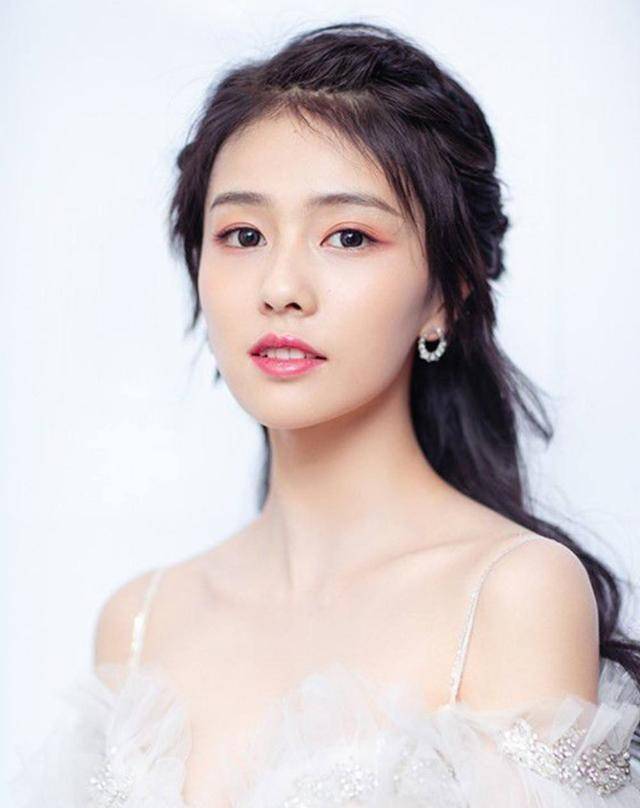 美女白鹿近照,她不算是很美,明明长得也不好看,可就是招人喜欢_五官