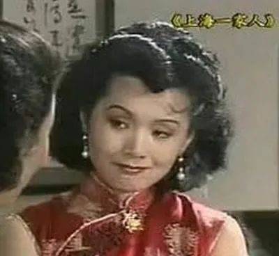 《上海一家人》剧照)这个角色被吴冕演绎得又美又怜又招恨,带着