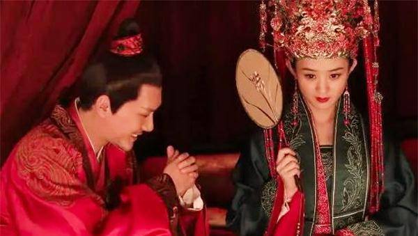 在婚姻制度中是占据极大优势的,他们可以在娶妻后还有平妻,贵妾,良妾