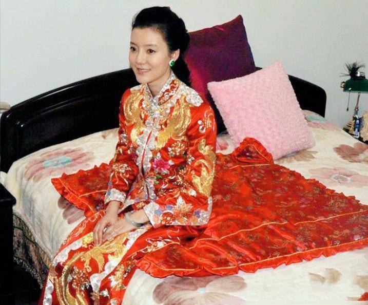 "这场中式大婚礼共花费5000万,满场都是红玫瑰红灯笼,婚后车晓息影了