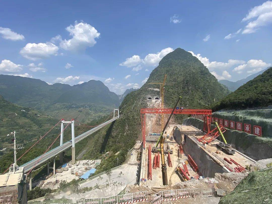 高速公路项目控制性工程之一,乌蒙山特大桥毗邻水黄公路阿志河大桥
