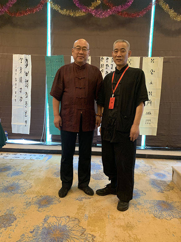 郭文华与苏州甲骨文学会会长 姬长明 在一起郭文华与 上海练祁古文字