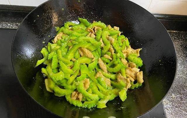 原创夏天就要多吃苦瓜！嫌苦瓜味苦就加上肉丝，苦瓜炒肉好吃还败火
