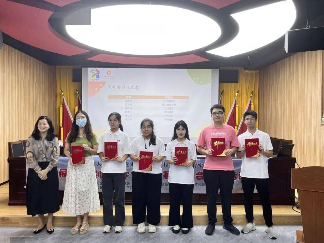 范卓安平沙镇团委实习生陈思学颁发实习证书(从左到右依次排列)平塘