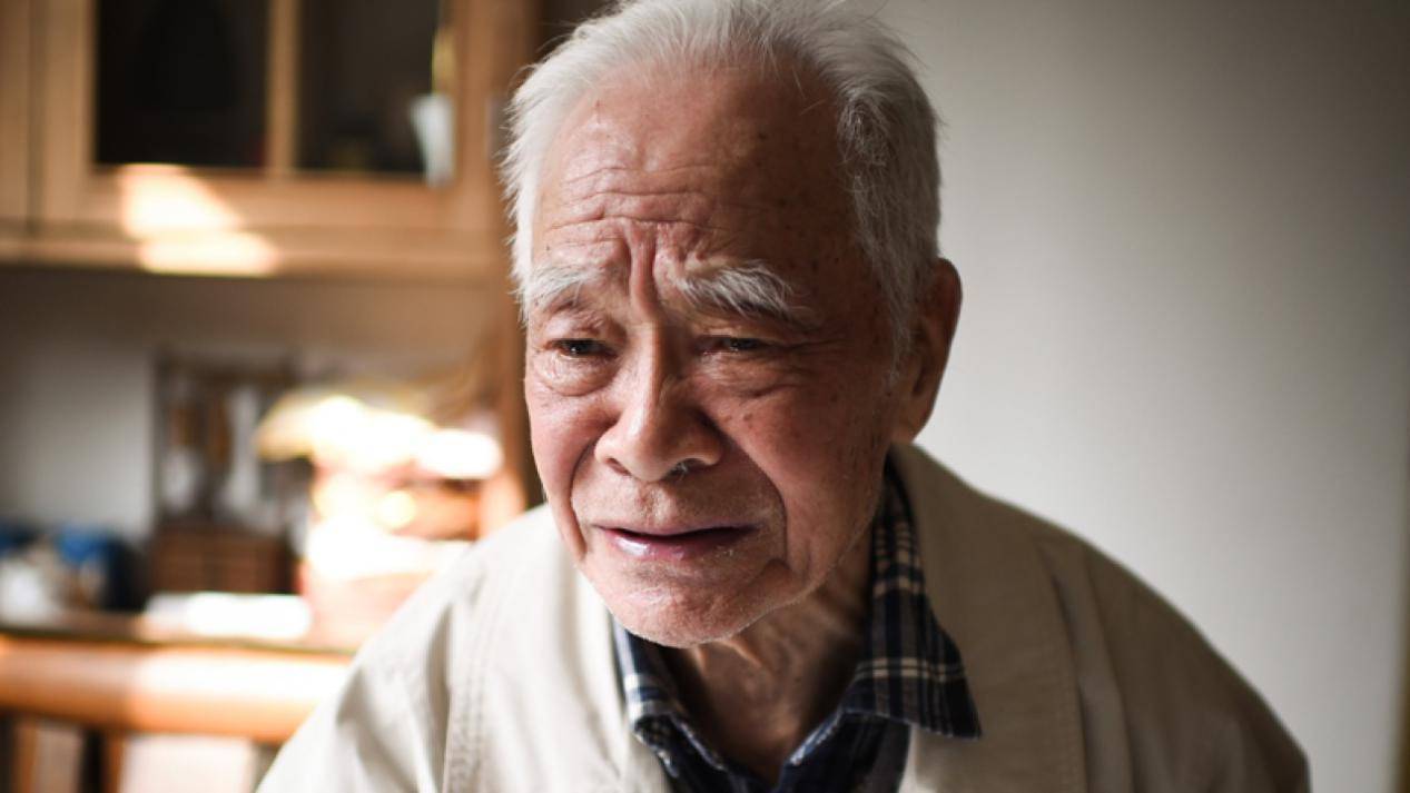 07年,江西伤残老兵给战友扫墓,意外发现自己的墓,领导高度重视_晏礼根