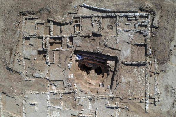 法媒：以色列南部沙漠发现千年“豪华乡村庄园”