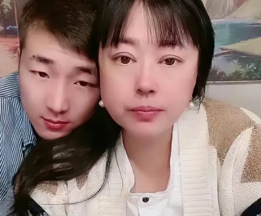 李菁菁与刘振与王颢森离婚不久,李菁菁经人介绍认识了刘振.