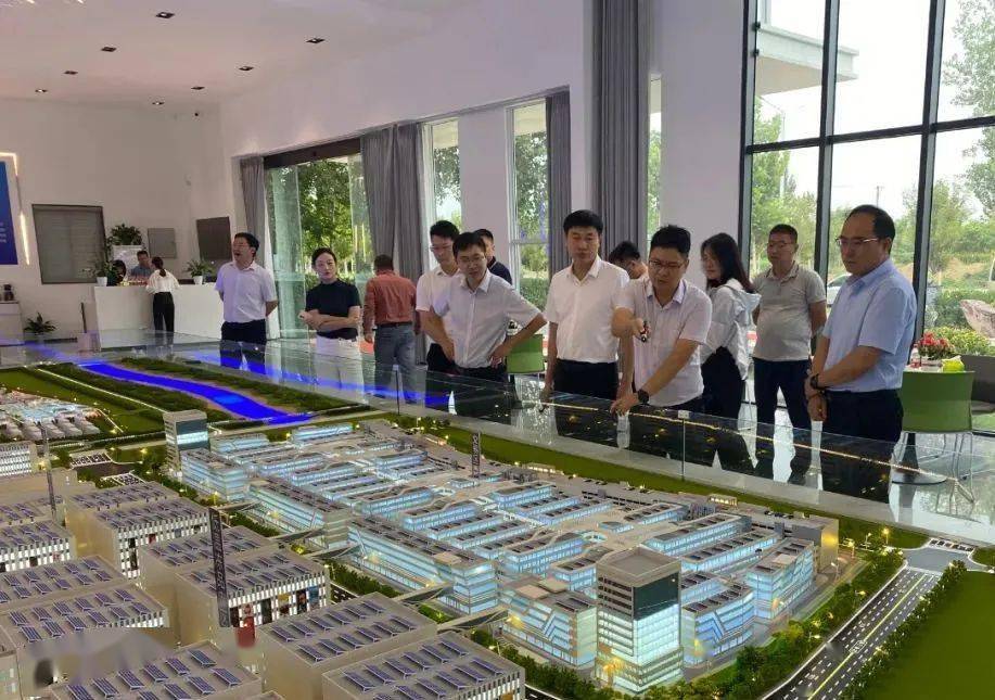 岳永鹏一行先后来到新能源汽车产业园,信基供应链产