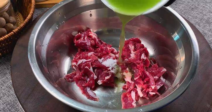 适量的葱姜水一少勺盐先给牛肉来个底味切成这样就ok了牛冧肉等等的也