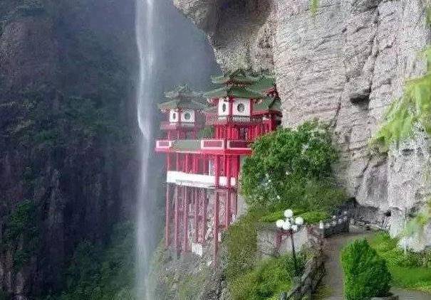 我国竟还有挂在悬崖上的寺庙？看千米瀑布从天降，香火已传千年！