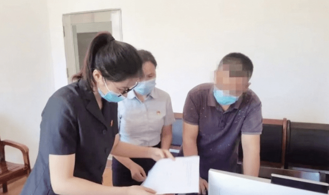 客户拖欠信用卡的钱还不上，银行多次催收无果，不得已起诉至法院。8月23