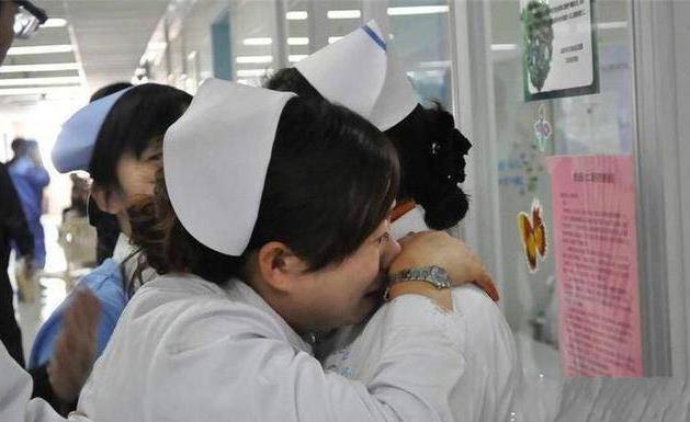有种“豪横”叫卡戴珊生孩子时自米乐M6 M6米乐己动手网友：以为她在拔萝卜(图7)
