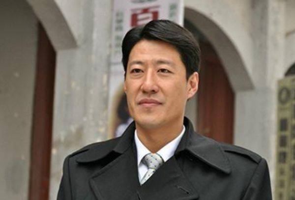 震在拍这方面的戏也十分的干练,效果还算是可以,张嘉译和于震合作的