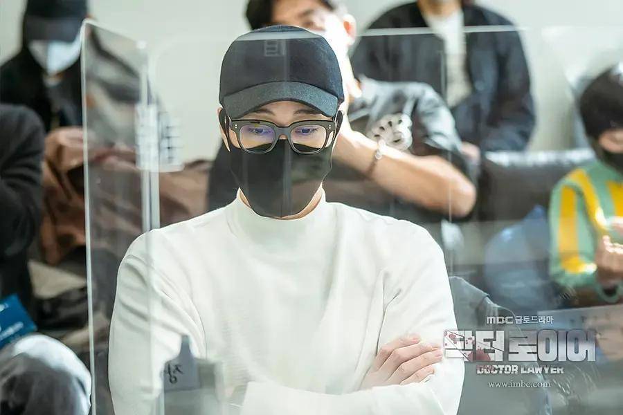 原创45岁苏志燮新剧造型曝光，双眼皮快到眉毛上，比男二低半头