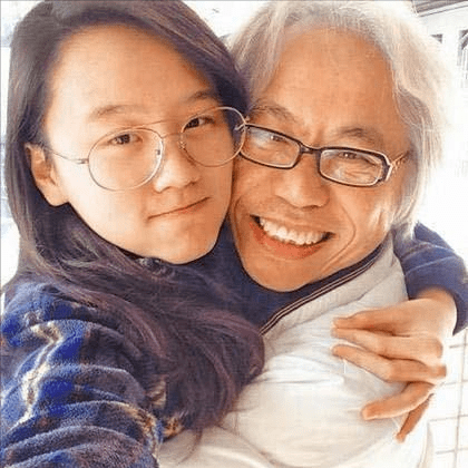 可林靖恩正对李坤城爱的痴迷,哪怕是断绝父女关系也要和这个爷爷在一