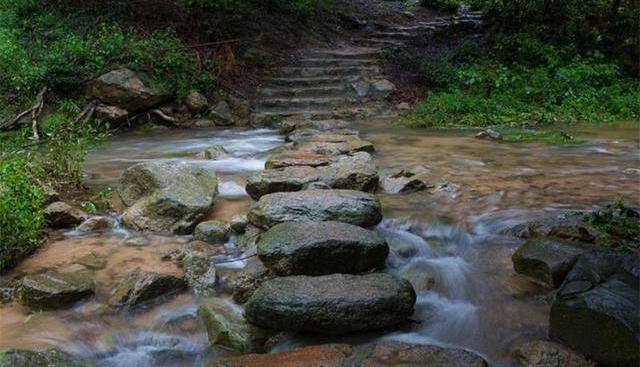石台常年水流不断的瀑布，不仅可以漂流，还惊现华南虎的踪迹