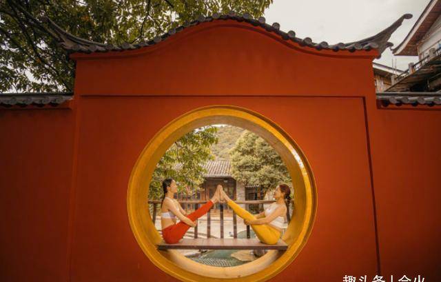 陈妍希陪吕一练双人瑜伽穿紧身裤勒出细米乐M6 M6米乐腿劈不开叉满脸痛苦(图9)