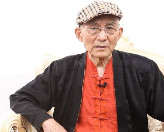 88岁济公晒近况,头发眉毛发白但身体硬朗,一件衣服穿10年_游本昌_视频