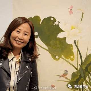 兰茜再现幕前散发才女气质!